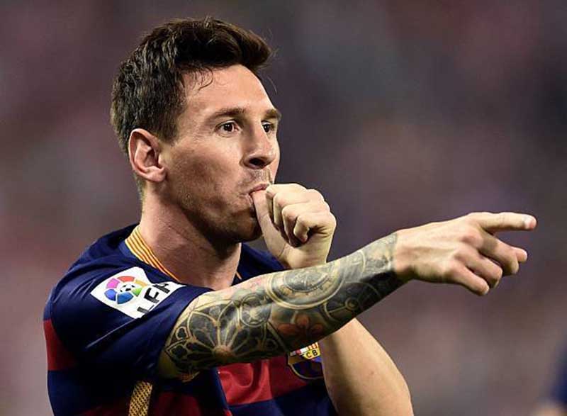 Messi ăn mừng bàn thắng ngậm ngón tay