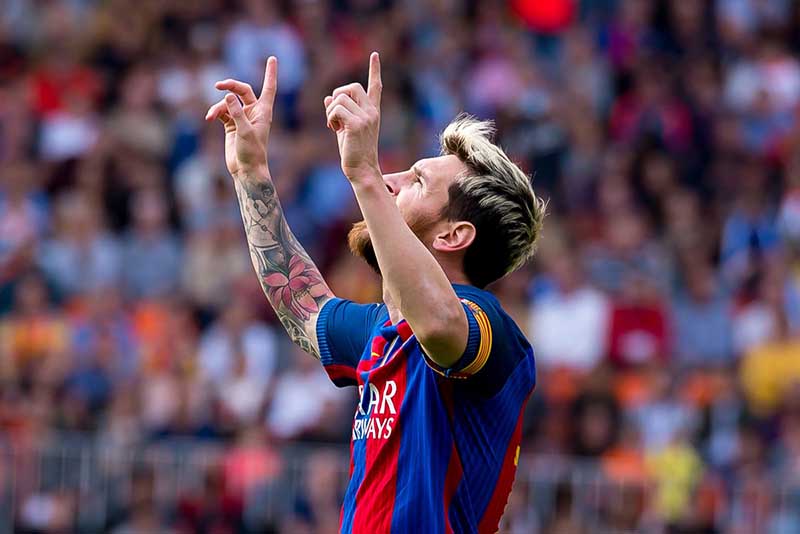 Messi ăn mừng bàn thắng chỉ ngón tay lên trời