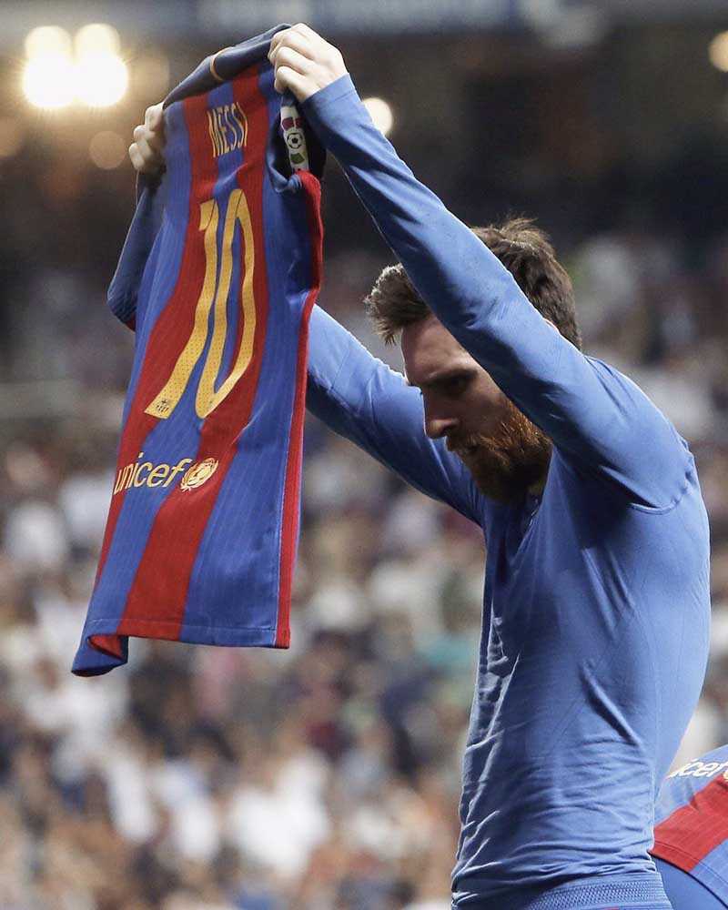 Messi ăn mừng bàn thắng phơi áo
