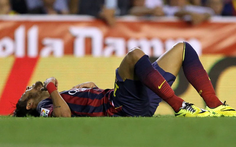 Neymar chấn thương khi ở Barca